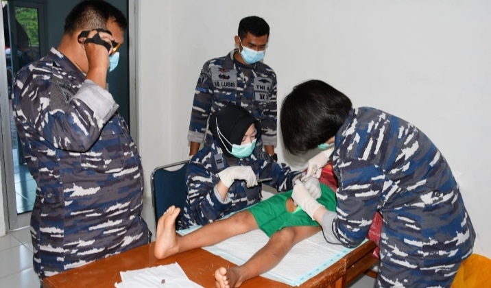 Puluhan Bocah Dikhitan Gratis Nakes TNI AL Lantamal II Padang 