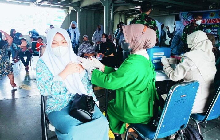 Kapal TNI AL KRI Bontang 907 jadi Magnet Bagi Masyarakat Menjalani Vaksinasi 