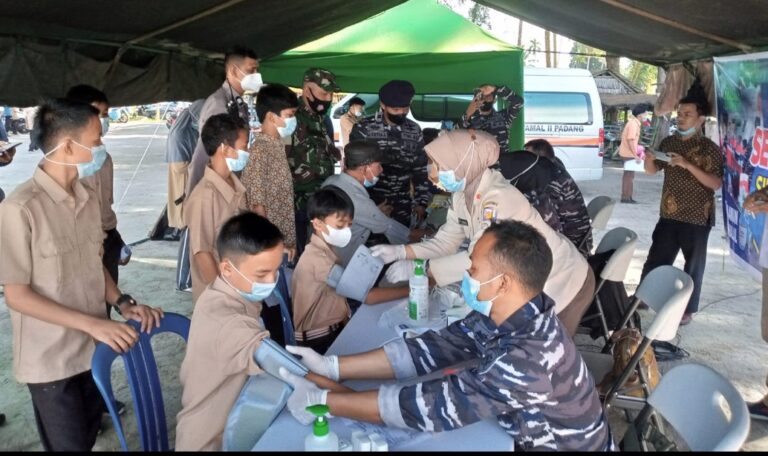 Nakes TNI AL Lantamal II Terus Genjot Capaian Vaksinasi Masyarakat Maritim
