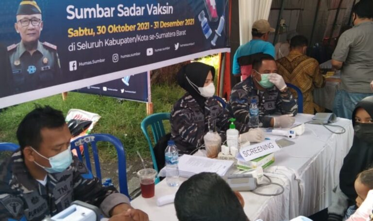Lanjutkan Pelayanan Vaksinasi, Nakes TNI AL Lantamal II Berkolaborasi dengan Nakes Lain