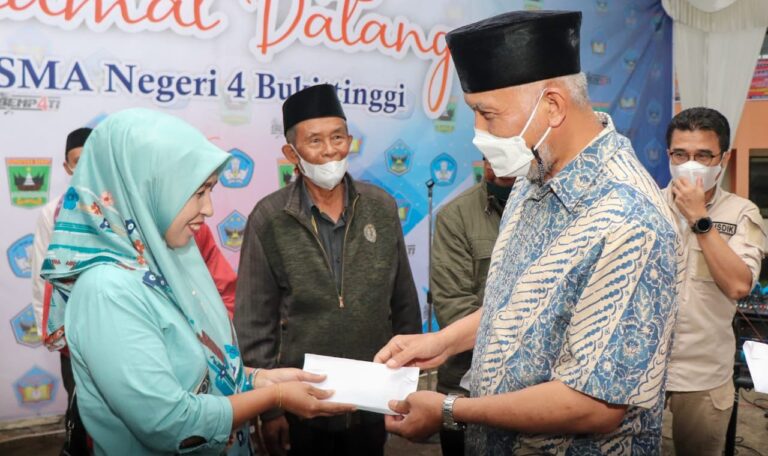 Diserahkan Mahyeldi, Korban Kebakaran Pasar Bawah Bukittinggi Terima Bantuan Perantau