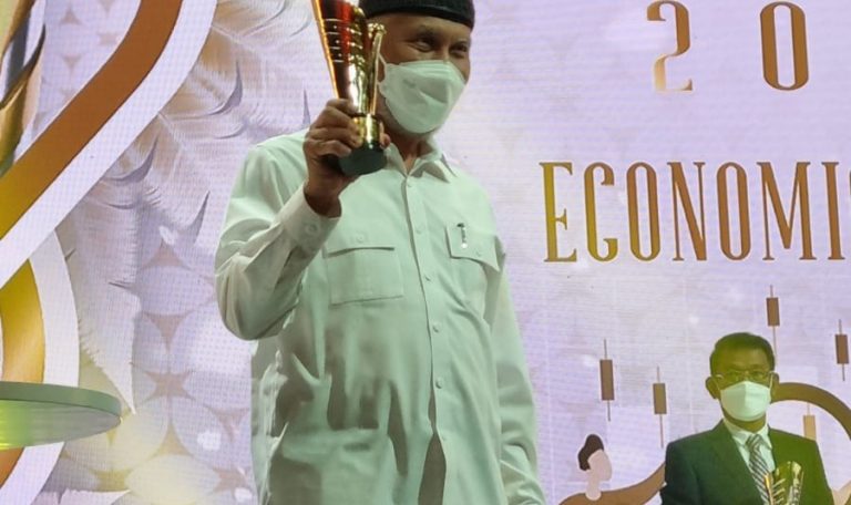 Pimpin Pilot Project Ekonomi Syariah, Gubernur Mahyeldi Raih Penghargaan