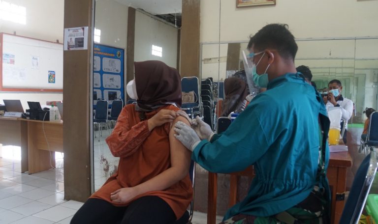 Nakes Lantamal II Terus Layani Vaksinasi Berbagai Komponen