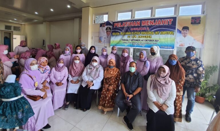 Dua Angkatan Pelatihan Menjahit Disnakerin Padang Ditutup Anggota Dewan