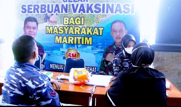 Nakes TNI AL Lantamal II Terus Kebut Pelayanan Vaksinasi Terhadap Masyarakat