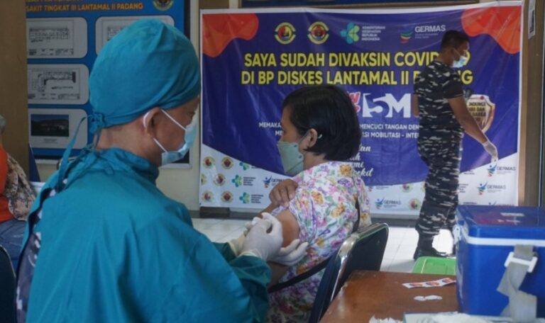 Nakes TNI AL Lantamal II Terus Kebut Pelayanan Vaksinasi Terhadap Masyarakat