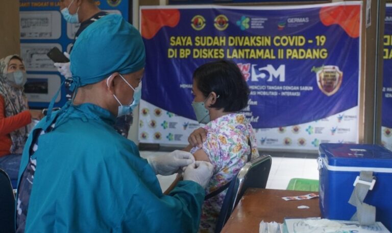 Pasca Diguyur Hujan Semalaman, Nakes TNI AL Lantamal II Tetap Berikan Pelayanan Vaksinasi