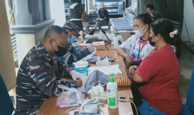 Nakes TNI AL Lantamal II Padang Komit Lanjutkan Pelayanan Vaksinasi