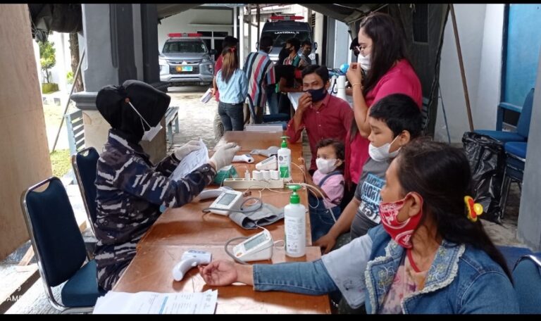 Nakes TNI AL Lantamal II Terus Lanjutkan Vaksinasi Terhadap Masyarakat