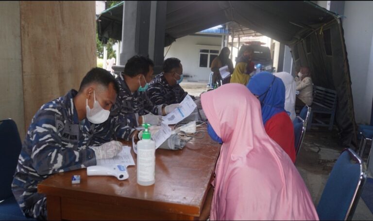 Menuju Herd Immunity, Nakes TNI AL Lantamal II Maksimalkan Pelayanan Vaksinasi Terhadap Masyarakat