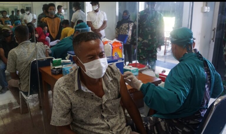 TNI AL Lantamal II Terus Kebut Pelayanan Vaksinasi Terhadap Warga Kota Padang