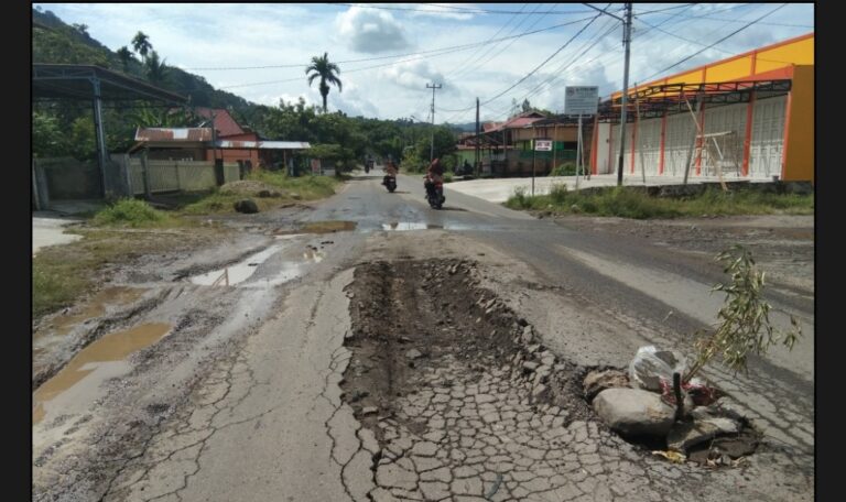 Warga Kuranji Keluhkan Jalan Rusak Parah Akibat Truk Tanah Clay