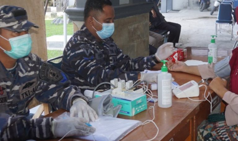 Capai Herd Immunity, TNI AL Lantamal II Terus Kebut Vaksinasi Terhadap Warga Kota