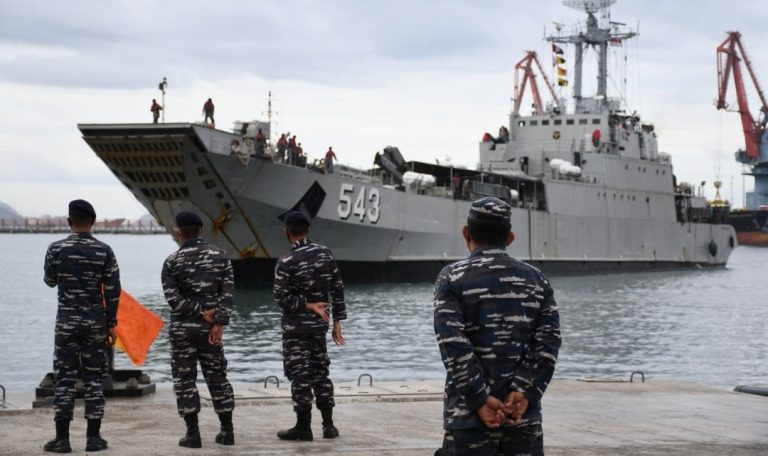 Pelabuhan Teluk Bayur Disinggahi Dua Kapal Perang TNI AL