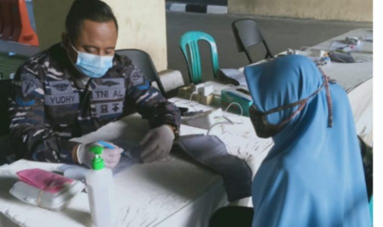 Nakes Dinkes Lantamal II Lanjutkan Vaksinasi di Mapolda Sumbar