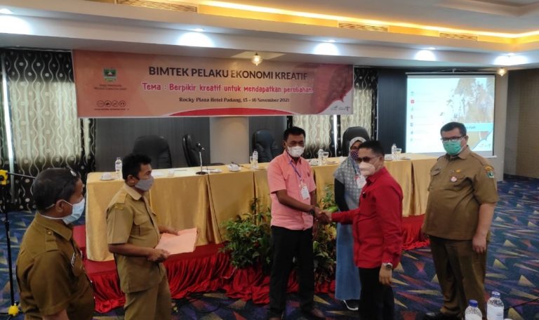 Puluhan Pelaku Ekonomi Kreatif Diberi Bimtek Dispar Sumbar