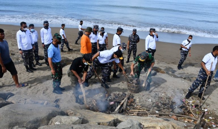 Meriahkan HUT Armada ke 76, Prajurit Lantamal II Gelar Goro Bersihkan Tugu Merpati Perdamaian