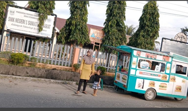 PKL Mulai Marak Berjualan di Depan Pagar SMKN 1 Sumbar