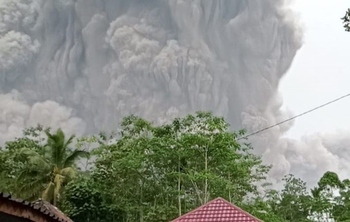 Awan Panas Guguran Gunung Semeru Berdampak pada Masyarakat