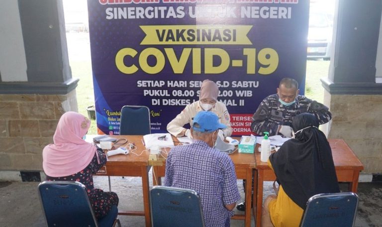 Kebut Pelayanan Vaksin, Nakes Lantamal II dengan Melayani Berbagai Komponen