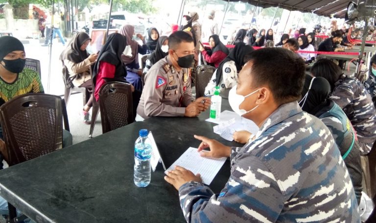 Nakes Lantamal II Terus Melakukan Vaksinasi Terhadap Komponen Masyarakat Kota