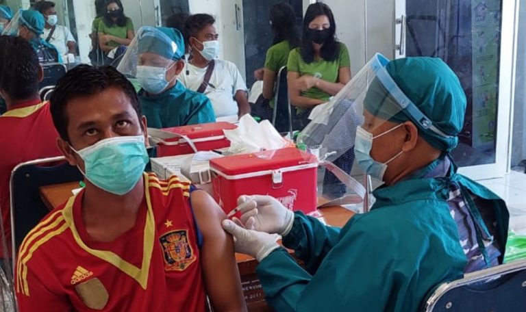 Nakes Lantamal II Terus Lanjutkan Pelayanan Vaksinasi Terhadap Komponen Masyarakat