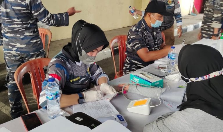 Kejar Herd Immunity Nakes Lantamal II Terus Layani Vaksinasi Warga di Mapolda Sumbar