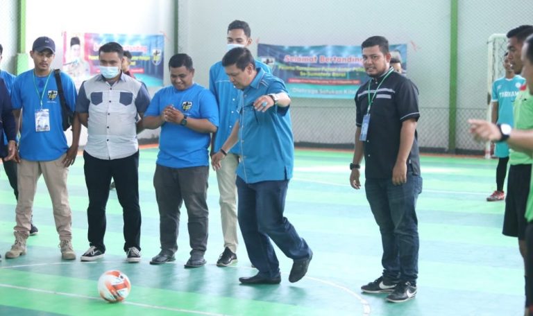 Irwan Basir Tabuh dengan Resmi Turnamen Futsal Pelajar se-Sumbar