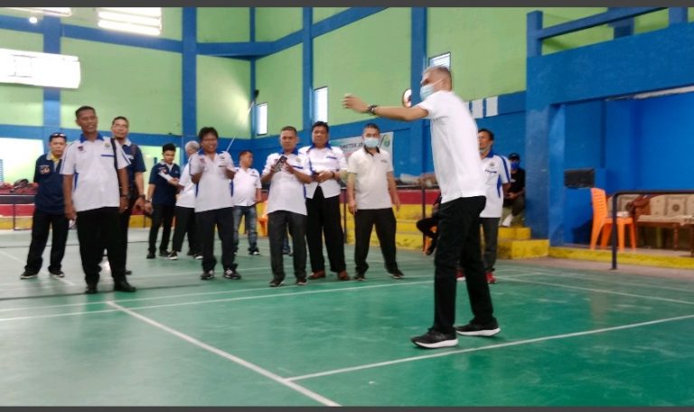 Alfiadi, Ketua PBSI Sumbar Service Perdana Cabang Bulutangkis Porkota 2021
