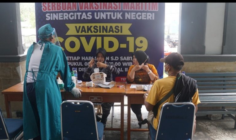 Nakes Lantamal II Terus Laksanakan Vaksinasi Kepada Berbagai Komponen Masyarakat