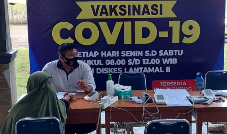 Tuntaskan Covid-19, Nakes Lantamal II Terus Lanjutkan Vaksinasi