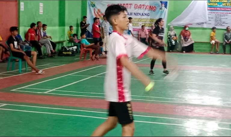 Nabil Pebulutangkis PB Mahmuda Ukir Prestasi di Turnamen Labersam Komplek Filano