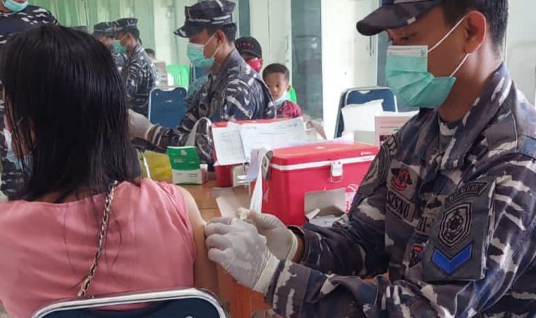Walaupun Covid-19 Sudah Melandai, Nakes Lantamal II Tetap Berikan Pelayanan Vaksin