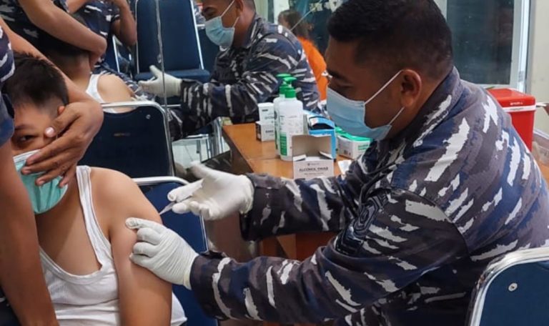 Meskipun Diguyur Hujan, Nakes Lantamal II Terus Beri Pelayanan Vaksinasi Terhadap Masyarakat
