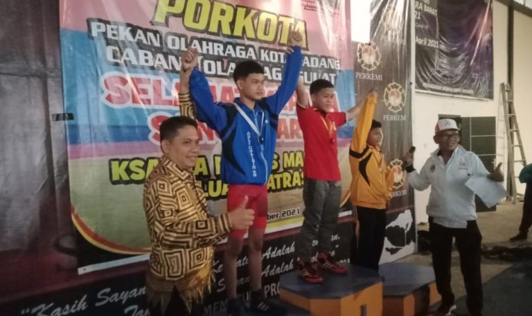 Cabor Gulat Porkota 2021, Kuranji Posisi Empat, Evi Yandri Apresisasi Sambil Kalungkan Medali