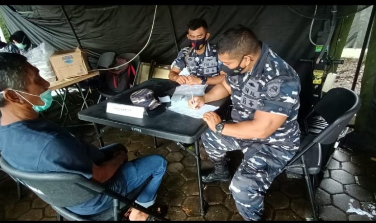 Nakes Lantamal II Bergandengan dengan Nakes Lain Layani Vaksinasi di Kantor Gubenur Sumbar