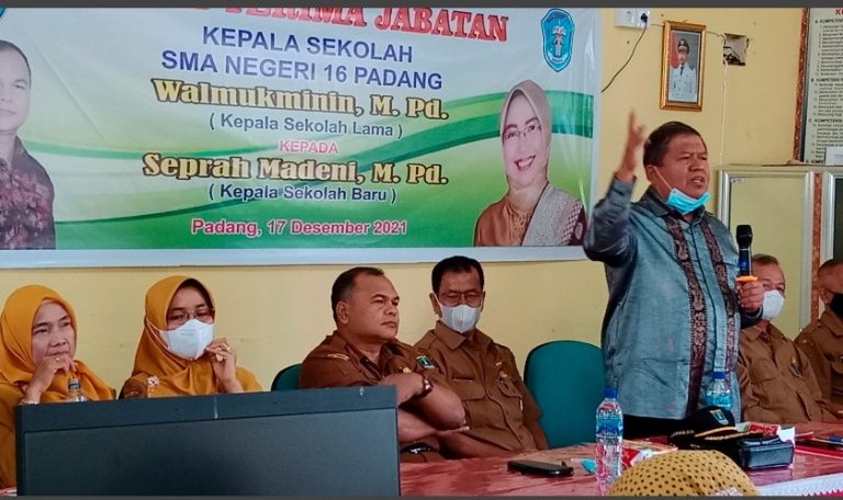 Sertijab Kepala SMAN 16 Padang, Pimpinan yang Baru Dituntut Pandai-pandai Membawakan Diri