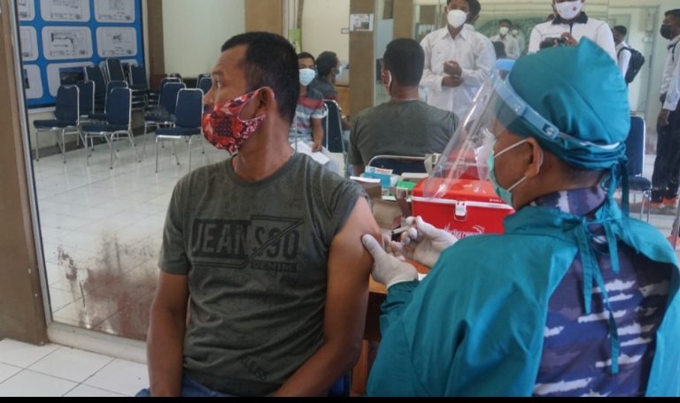 Hingga Akhir 2021, Nakes Lantamal II Tetap Memberikan Pelayanan Vaksinasi Terhadap Masyarakat Kota Padang