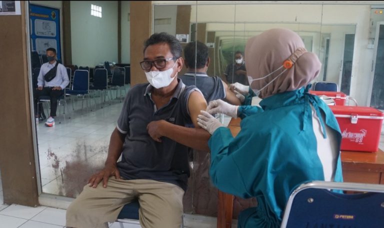 Jelang Tutup Tahun, Nakes Lantamal II Terus Berikan Pelayanan Vaksinasi