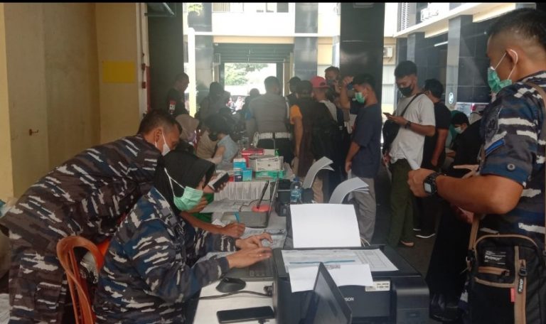 Nakes Lantamal II Padang Beri Pelayanan Vaksinasi di Mapolda Sumbar