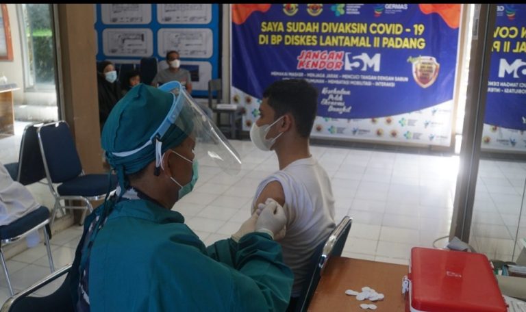 Akhir 2021, Nakes Lantamal II Tetap Berikan Pelayanan Vaksinasi