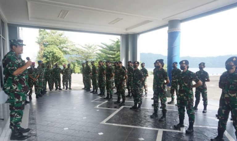 Prajurit Remaja Lantamal II Berlabuh  dengan KRI Teluk Cirebon 543 di Teluk Bayur