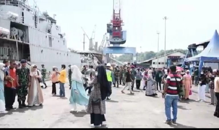 Kedatangan Kapal Perang Cirebon – 543 Disambut Orang Tua Prajurit yang Usai Menyelesaikan Pendidikan