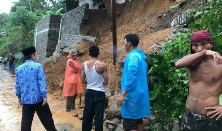 Hujan tak Henti, Sebabkan Longsor di Pauh Kota Padang