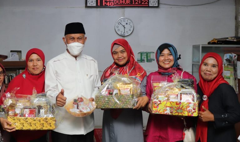 Mahyeldi: 2024, Semua Produk UMKM yang Dijual ke Luar Daerah Harus Berlabel Halal