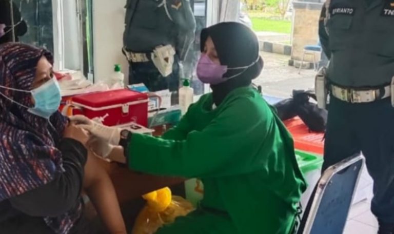 Walaupun Masih dalam Suasana Tahun Baru, Nakes Lantamal II Tetap Beri Pelayanan Vaksinasi