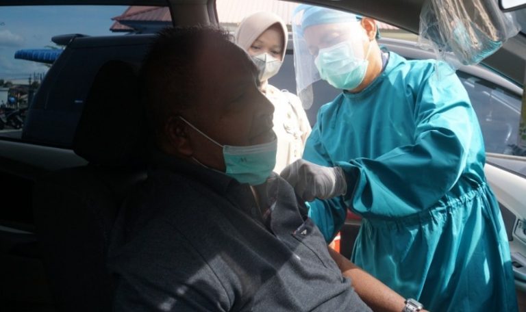 Nakes Lantamal II Beri Pelayanan Vaksinasi di dalam Kendaraan