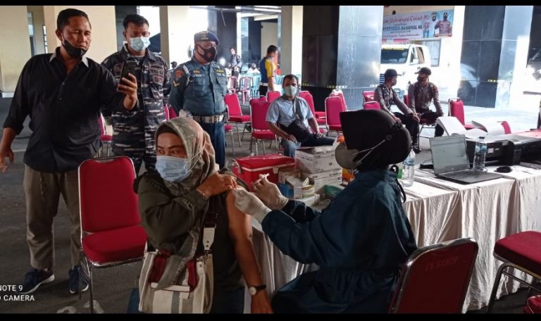 Tingkatkan Imun, Nakes Lantamal II dan Nakes Polda Beri Pelayanan Vaksinasi