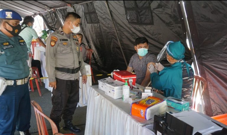 Babinpotmar Jemput Bola Jemput Warga Binaan Diberi Vaksin Nakes Lantamal II di Mapolda Sumbar