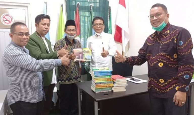 Penulis Buku Sumbangkan Puluhan Buku ke UNU Sumbar